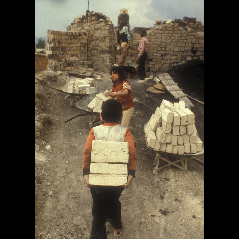  Bogota. Kinderarbeit in einer Steinbrennerei 